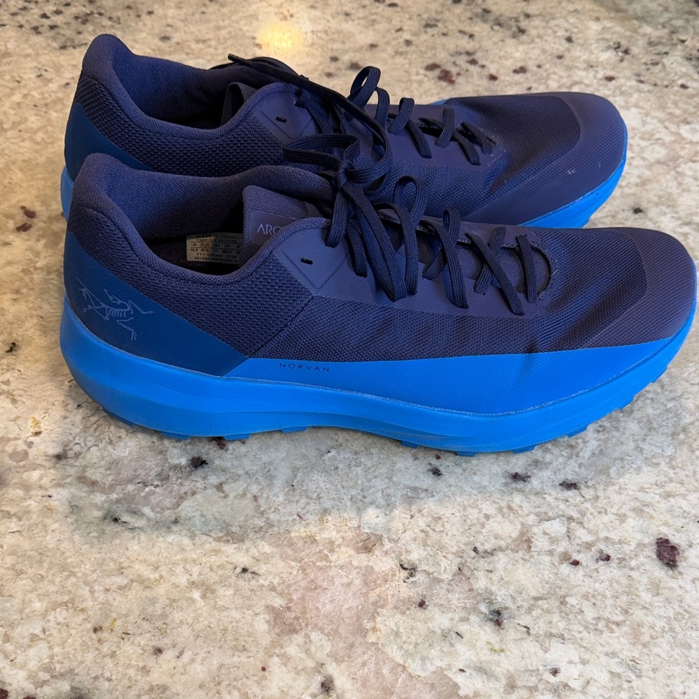 Arc'teryx Men's Norvan Low Trail Shoes - Navy and Bright Blue